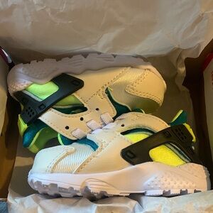 Size 3 Nike Huarache Run